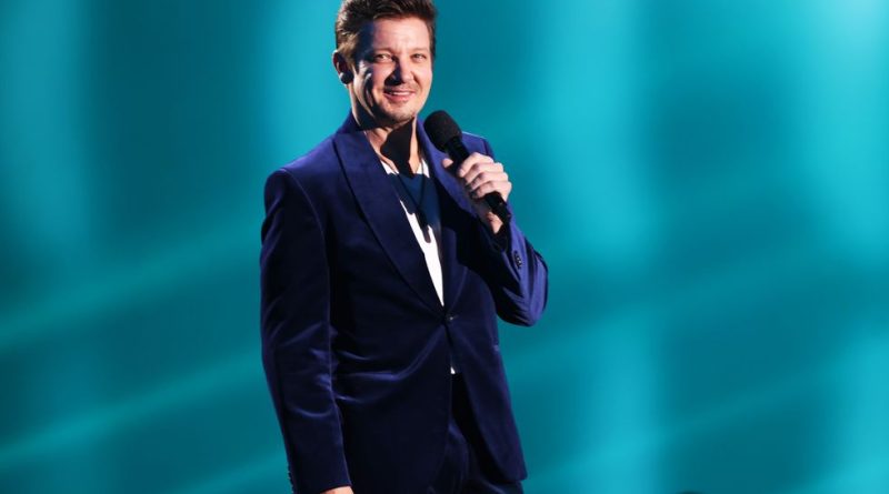 Jeremy Renner Receives Standing Ovation at People’s Choice Awards
