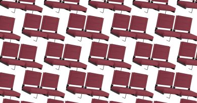 These portable padded stadium seats are on sale and butt-approved