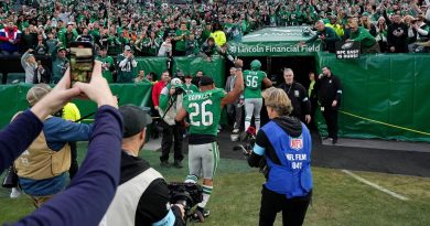 Should the Eagles let Saquon Barkley chase NFL history in Week 18?