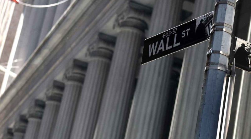 U.S. stock futures inch higher as investors digest ongoing tech selloff