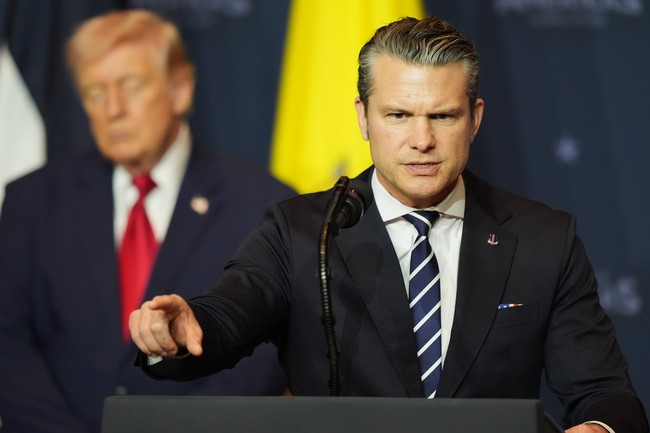 Trump, Witkoff, Hegseth Talk the Latest on Iran in Gaggle on Air Force One