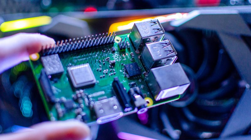5 Tiny Raspberry Pi Projects That Can Fit In The Palm Of Your Hand