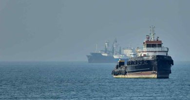 US and Iran exchange fire as Hormuz crisis reignites